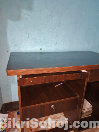 একটি কম্পিউটার টেবিল বিক্রি হবে